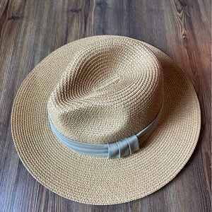 Beautiful hat in like new condition.